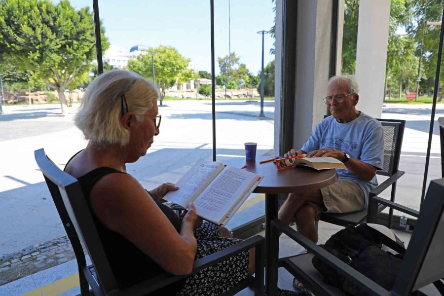 Emekliler “düden Parkı Emekliler Kahvesi”nde Adeta İkinci Baharlarını Yaşıyorlar