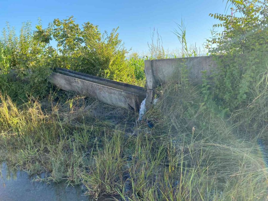 Otomobil Sulama Kanalına Çarpıp Yan Yattı, 3 Kişi Yaralandı
