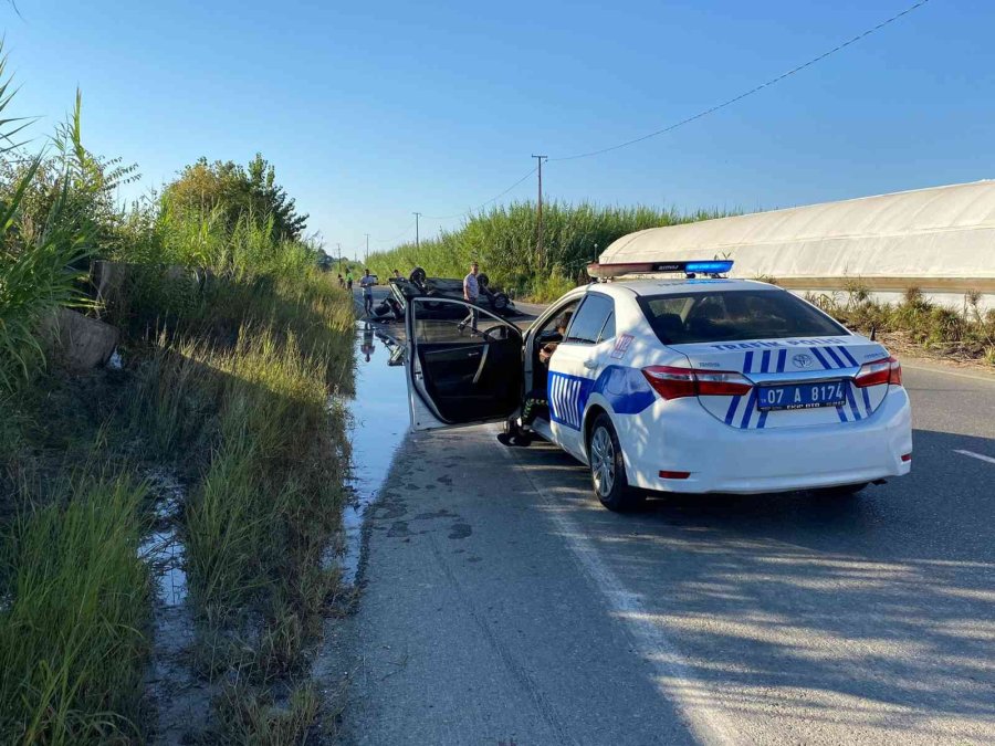 Otomobil Sulama Kanalına Çarpıp Yan Yattı, 3 Kişi Yaralandı