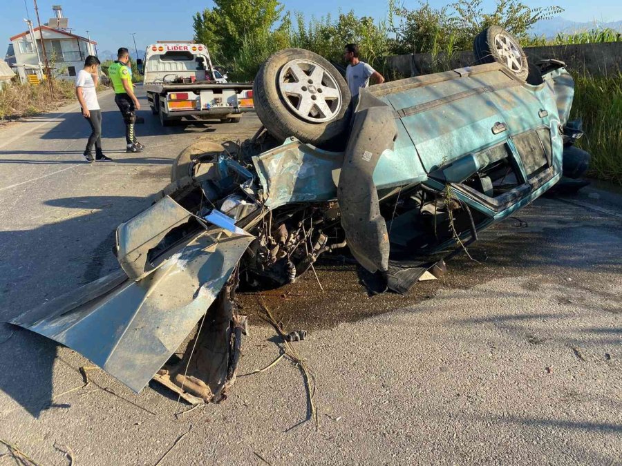 Otomobil Sulama Kanalına Çarpıp Yan Yattı, 3 Kişi Yaralandı