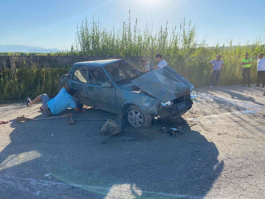 Otomobil Sulama Kanalına Çarpıp Yan Yattı, 3 Kişi Yaralandı
