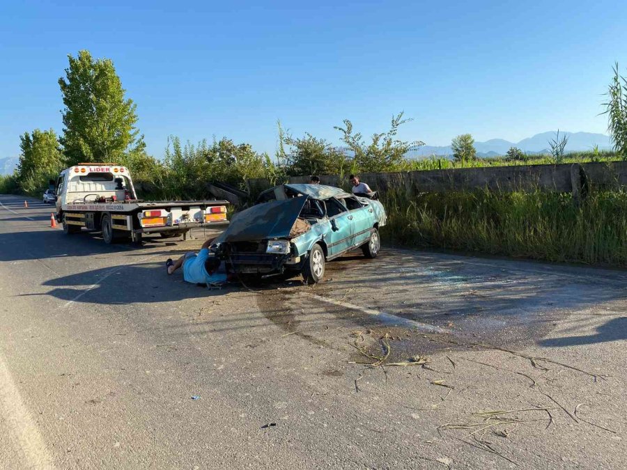 Otomobil Sulama Kanalına Çarpıp Yan Yattı, 3 Kişi Yaralandı