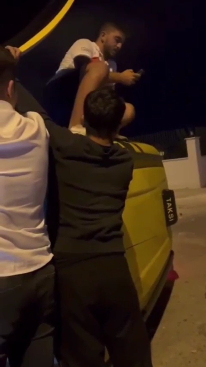 Kaza Yapıp Yan Yatan Araçtan Telefonla Konuşarak Çıktı