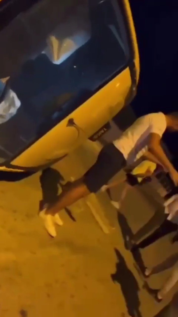 Kaza Yapıp Yan Yatan Araçtan Telefonla Konuşarak Çıktı