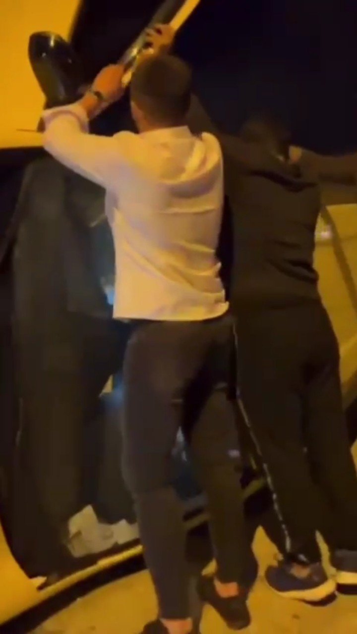 Kaza Yapıp Yan Yatan Araçtan Telefonla Konuşarak Çıktı