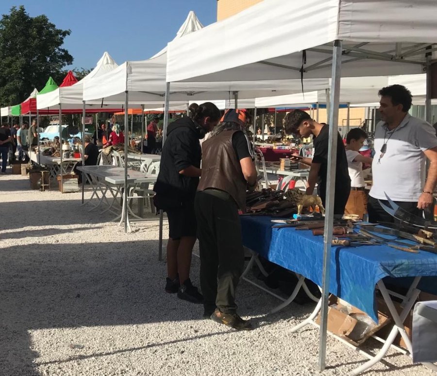 Antika Pazarı Nostalji Tutkunlarını Ağırlıyor