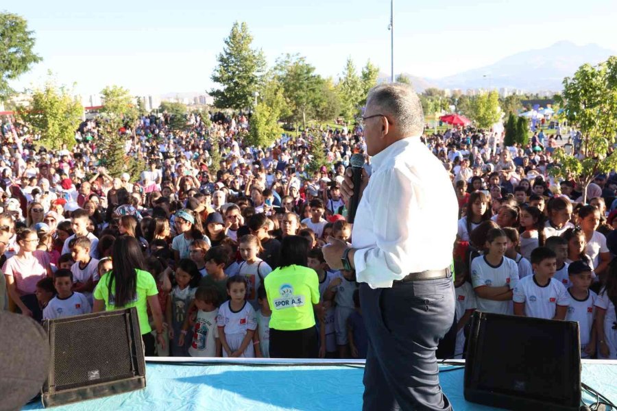 Başkan Büyükkılıç, Binlerce Genç Ve Ailesinin Coşkusuna Ortak Oldu