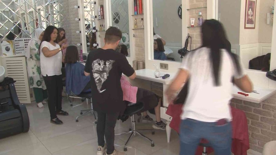 Kuaför Muhtardan Minik Öğrencilere Okul Öncesi Ücretsiz Tıraş