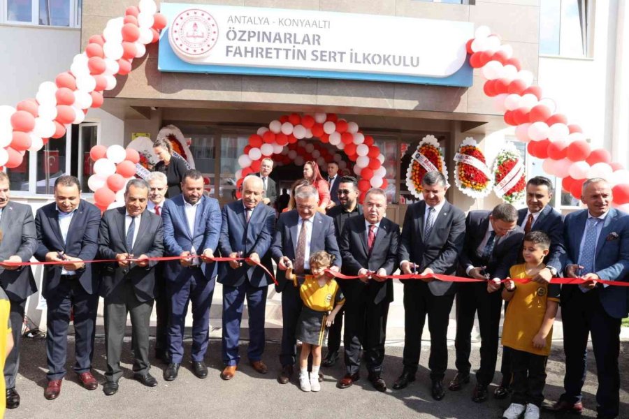 Başkan Böcek Yeni Eğitim Öğretim Yılını Öğrencilerle Birlikte Karşıladı