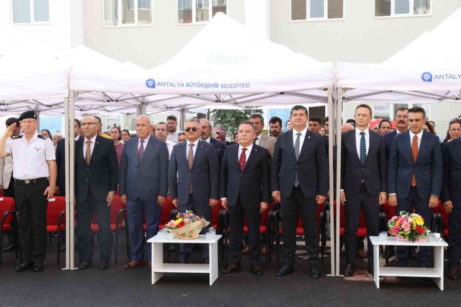 Başkan Böcek Yeni Eğitim Öğretim Yılını Öğrencilerle Birlikte Karşıladı