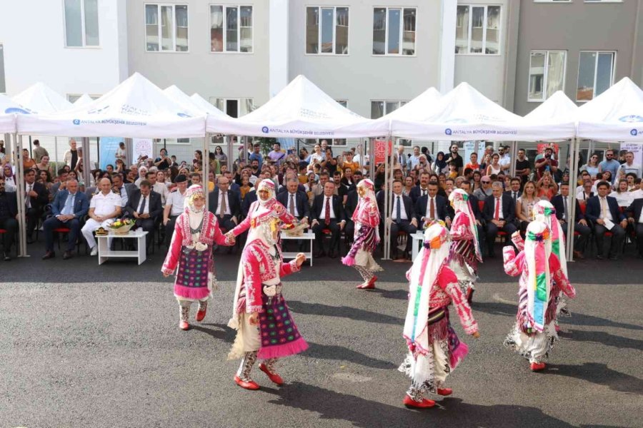 Başkan Böcek Yeni Eğitim Öğretim Yılını Öğrencilerle Birlikte Karşıladı