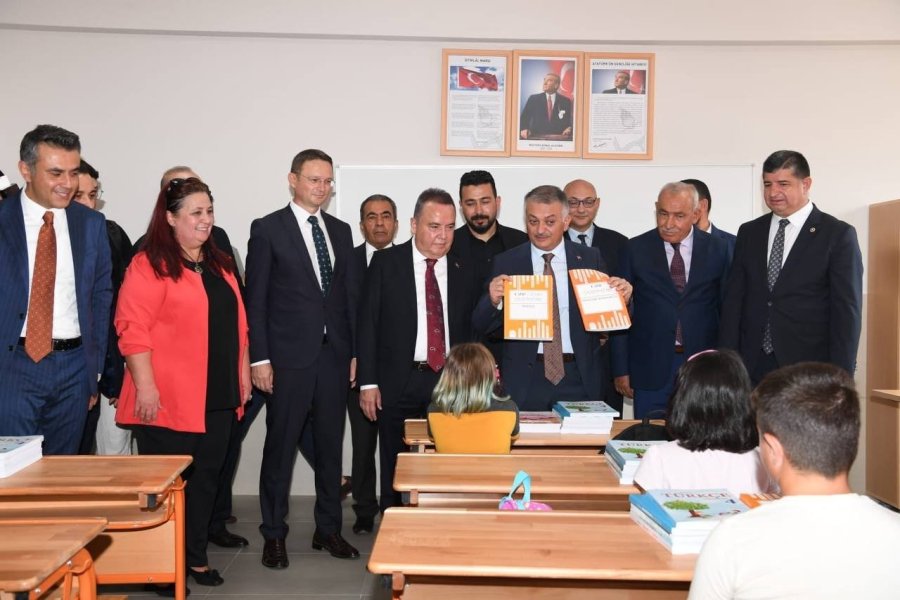 Antalya’da 485 Bin Öğrenci, 35 Bin Öğretmen İçin Ders Zili Çaldı