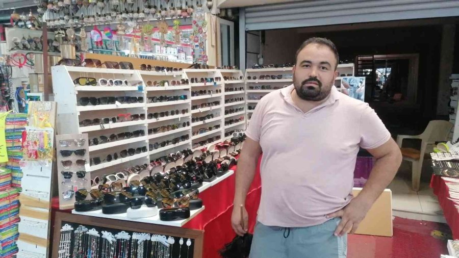 Çaldığı Çantayı Beğenmeyip Başka Dükkandaki Çantayla Değiştirdi