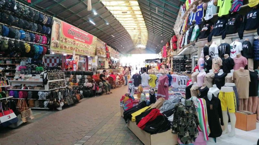 Çaldığı Çantayı Beğenmeyip Başka Dükkandaki Çantayla Değiştirdi