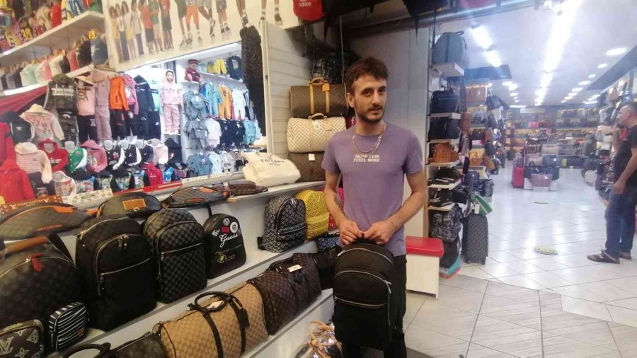 Çaldığı Çantayı Beğenmeyip Başka Dükkandaki Çantayla Değiştirdi