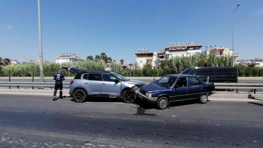 Manavgat’ta İki Otomobil Çarpıştı: 3 Yaralı