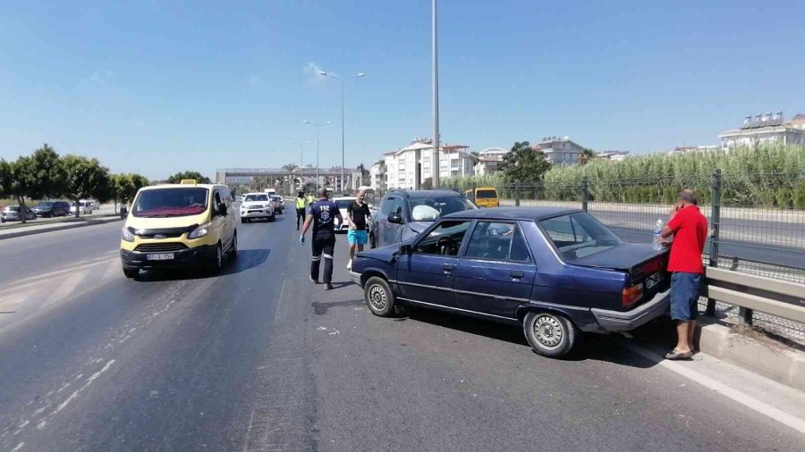 Manavgat’ta İki Otomobil Çarpıştı: 3 Yaralı