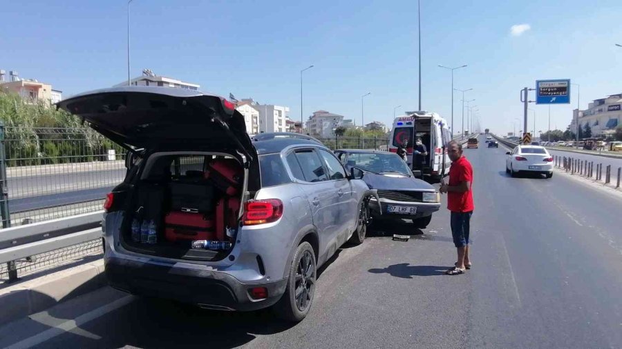 Manavgat’ta İki Otomobil Çarpıştı: 3 Yaralı