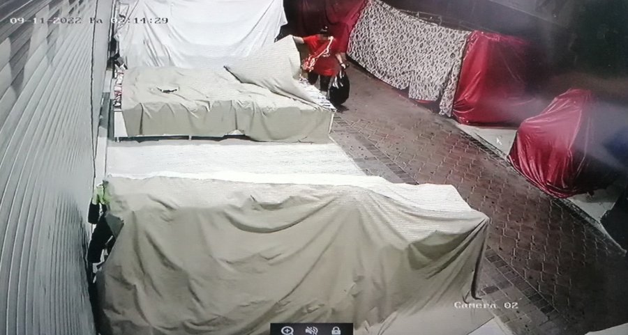 Çaldığı Çantayı Beğenmeyip Başka Dükkandaki Çantayla Değiştirdi