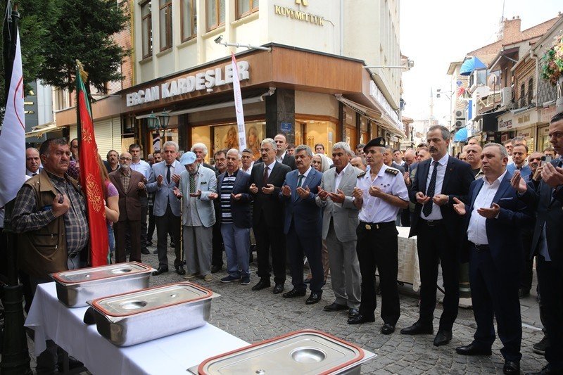 Ahilik Haftası Dolayısıyla Vatandaşlara İrmik Helvası Dağıtıldı