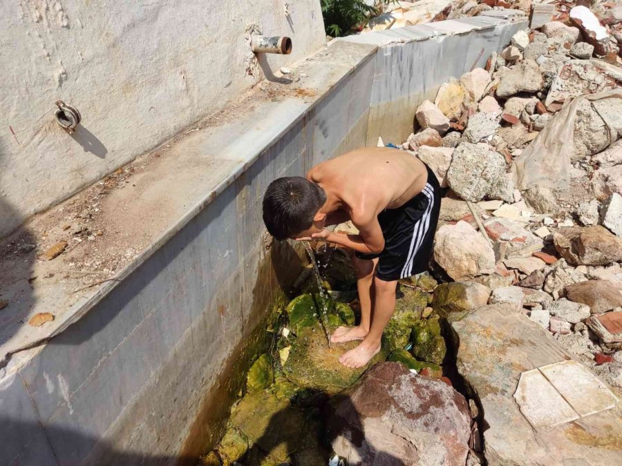 Yıkılan Tarihi Hamamın Suyu Şifa Arayanların Hala Uğrak Noktası Oluyor
