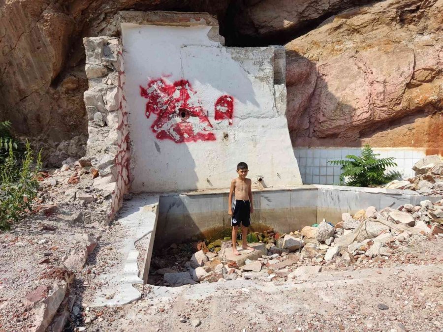 Yıkılan Tarihi Hamamın Suyu Şifa Arayanların Hala Uğrak Noktası Oluyor