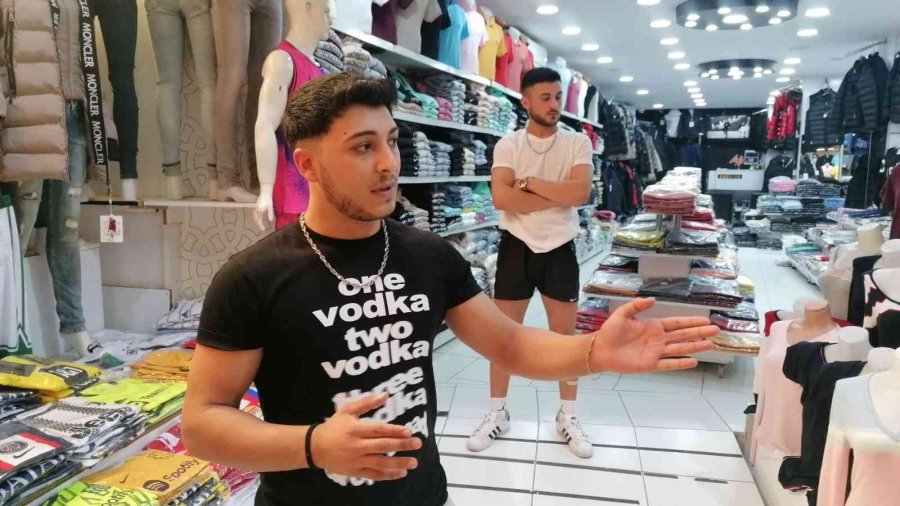 Çaldığı Çantayı Beğenmeyip Başka Dükkandaki Çantayla Değiştirdi