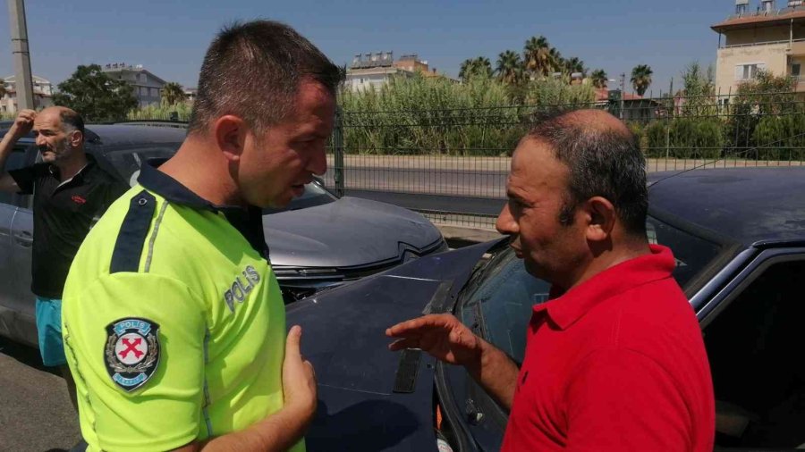 Manavgat’ta İki Otomobil Çarpıştı: 3 Yaralı