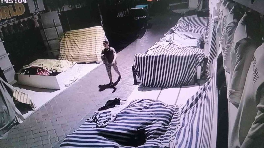 Çaldığı Çantayı Beğenmeyip Başka Dükkandaki Çantayla Değiştirdi