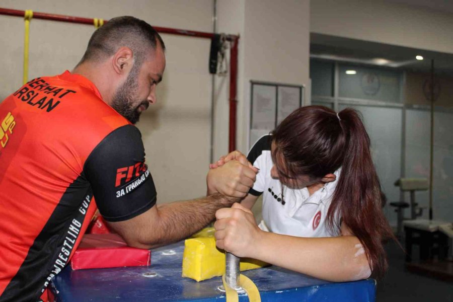 Bilek Güreşçileri Türk Bayrağını Olimpiyatlarda Da Temsil Etmek İstiyorlar
