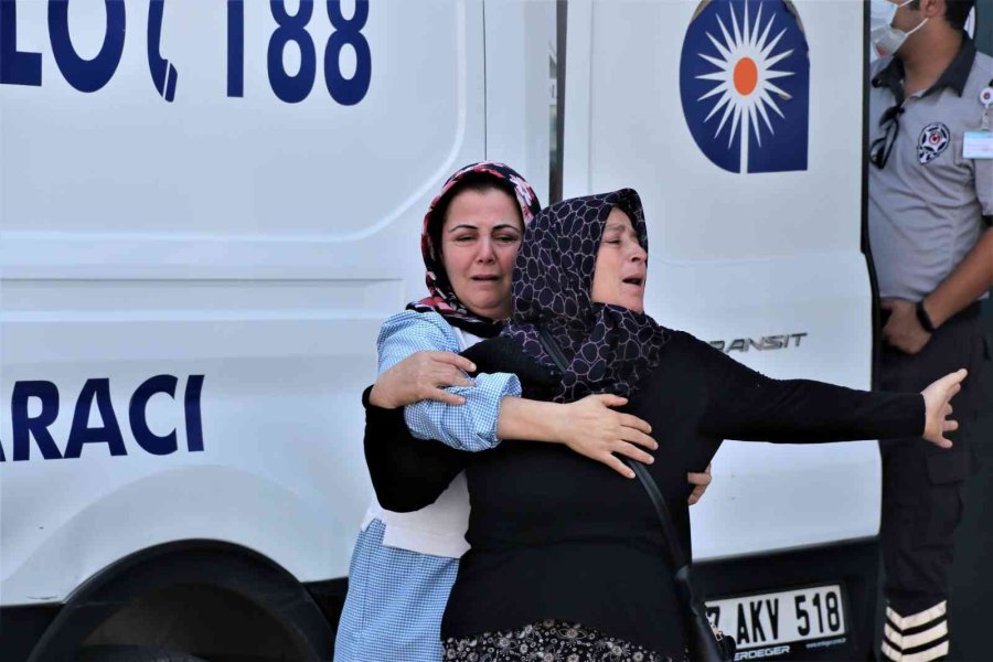 Oğlunun Acısına Dayanamayıp Cenaze Aracını Öpen Anne Yürekleri Dağladı
