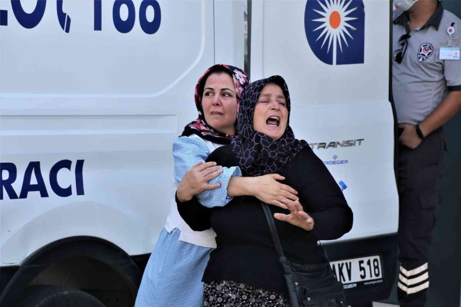 Oğlunun Acısına Dayanamayıp Cenaze Aracını Öpen Anne Yürekleri Dağladı