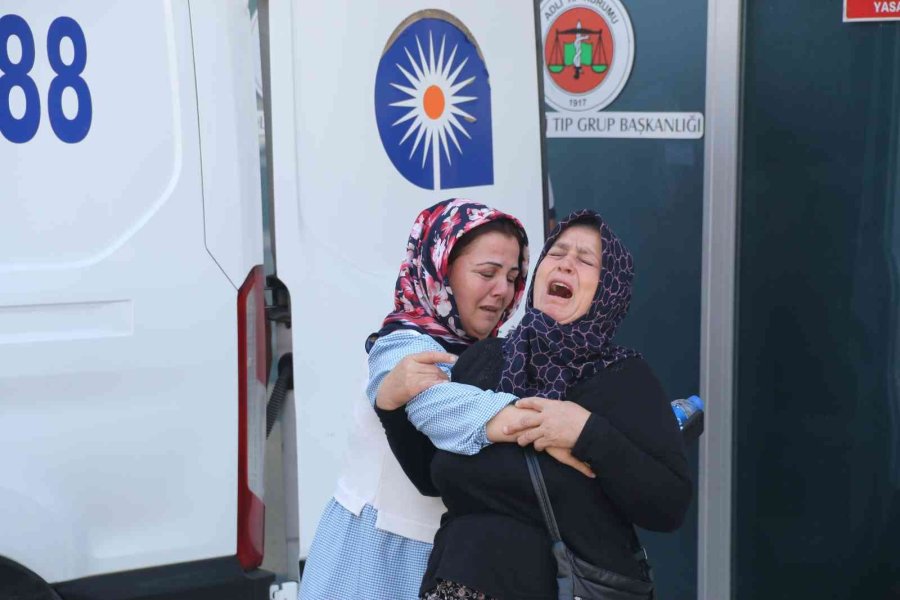 Oğlunun Acısına Dayanamayıp Cenaze Aracını Öpen Anne Yürekleri Dağladı
