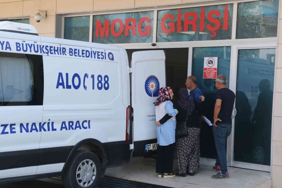 Oğlunun Acısına Dayanamayıp Cenaze Aracını Öpen Anne Yürekleri Dağladı