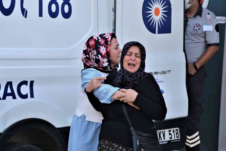 Oğlunun Acısına Dayanamayıp Cenaze Aracını Öpen Anne Yürekleri Dağladı