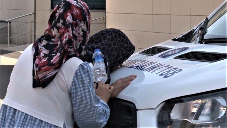 Oğlunun Acısına Dayanamayıp Cenaze Aracını Öpen Anne Yürekleri Dağladı