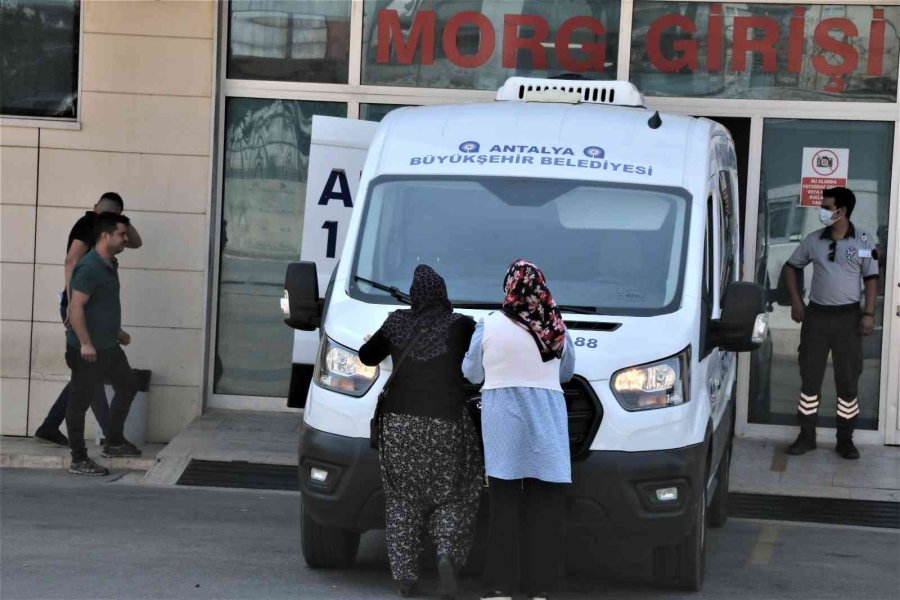 Oğlunun Acısına Dayanamayıp Cenaze Aracını Öpen Anne Yürekleri Dağladı