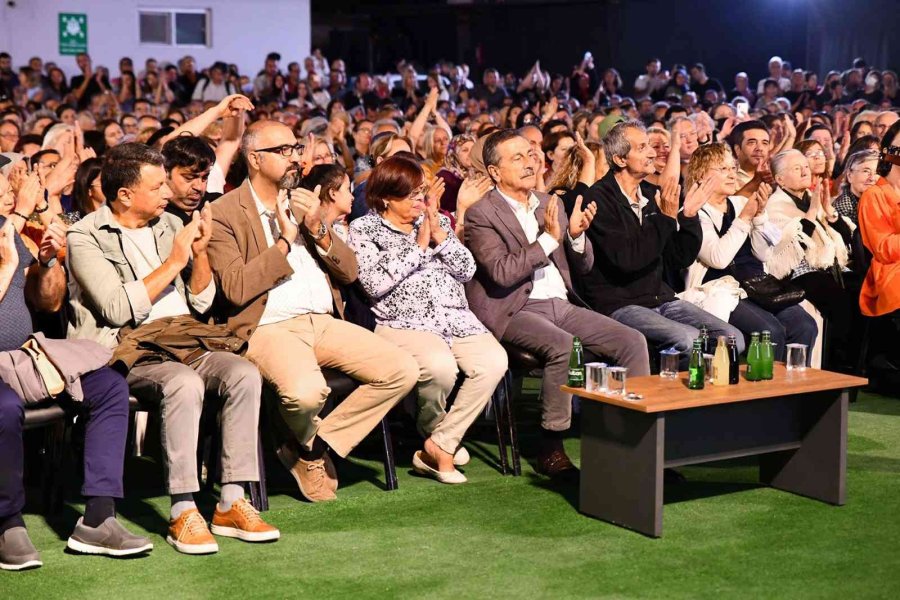 Sempozyumda Coşkun Sabah İle Nostalji Akşamı