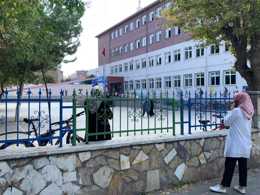 Okulların İlk Gününde Veliler Okul Bahçelerini Doldurdu