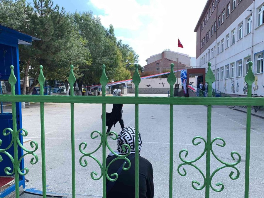 Okulların İlk Gününde Veliler Okul Bahçelerini Doldurdu