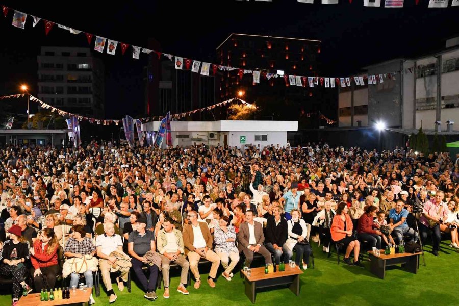 Sempozyumda Coşkun Sabah İle Nostalji Akşamı