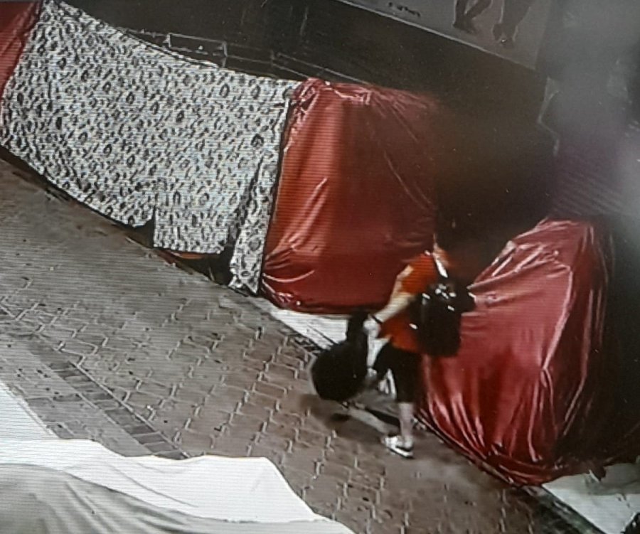 Çaldığı Çantayı Beğenmeyip Başka Dükkandaki Çantayla Değiştirdi