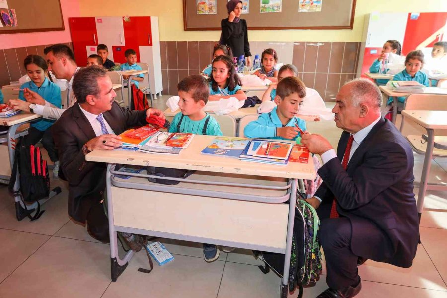 Başkan Esat Öztürk İlk Ders Zilini Çaldı