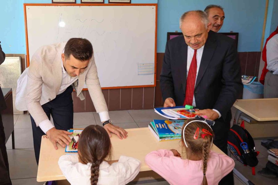 Başkan Esat Öztürk İlk Ders Zilini Çaldı