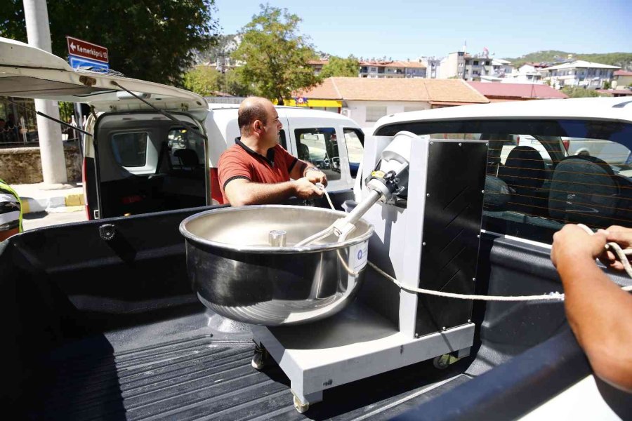 Antalya Büyükşehir’den Arıcıya Kovan Desteği