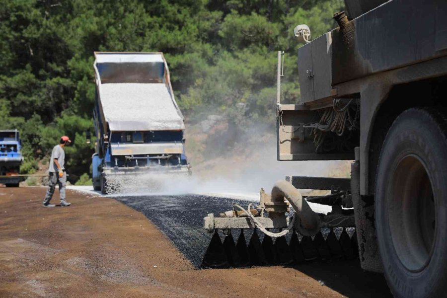 Serik’te 30 Kilometrelik Grup Yolu Asfaltlanıyor