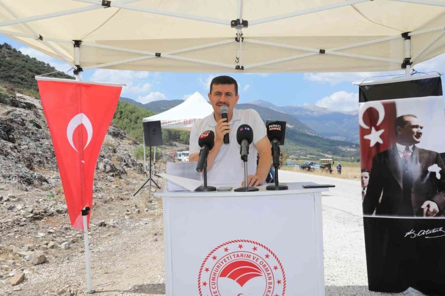 Burdur Valisi Arslantaş Takep Çerçevesinde Ayçiçeği Hasatını Başlattı