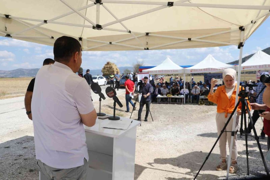 Burdur Valisi Arslantaş Takep Çerçevesinde Ayçiçeği Hasatını Başlattı