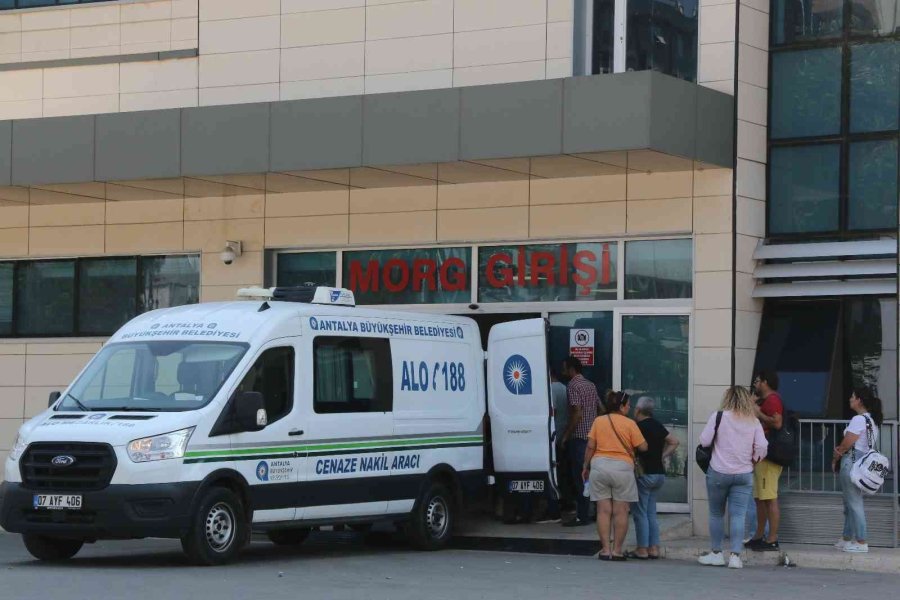 Kontrolden Çıkan Otomobil Sürücüsü Genç Kadın Hayatını Kaybetti