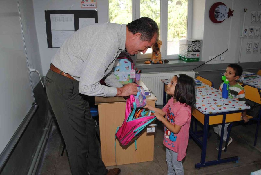 Minik Öğrencilere Çanta Ve Kırtasiye Seti Hediyesi